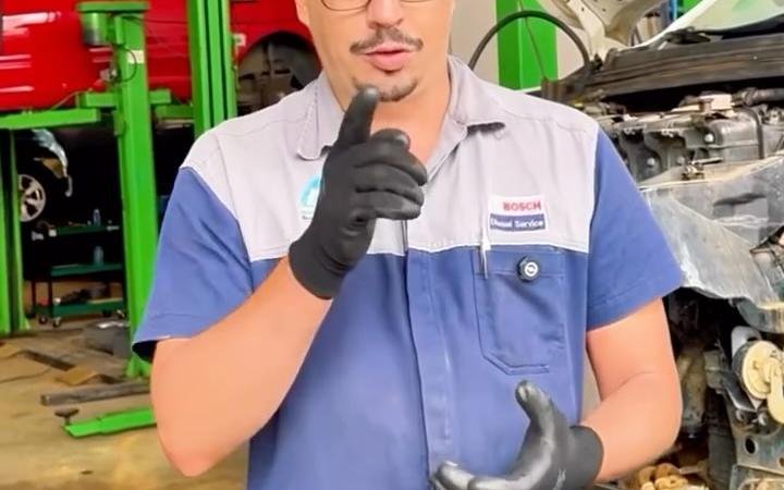 Mecânico da Bel Balarini com peça