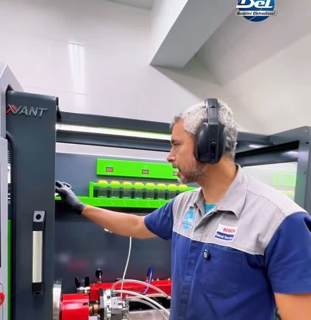 Técnico testando bomba injetora na bancada da Bel Balarini